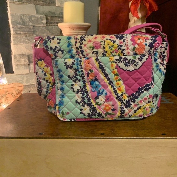 Vera Bradley crossbody flap closure - Picture 3 of 3